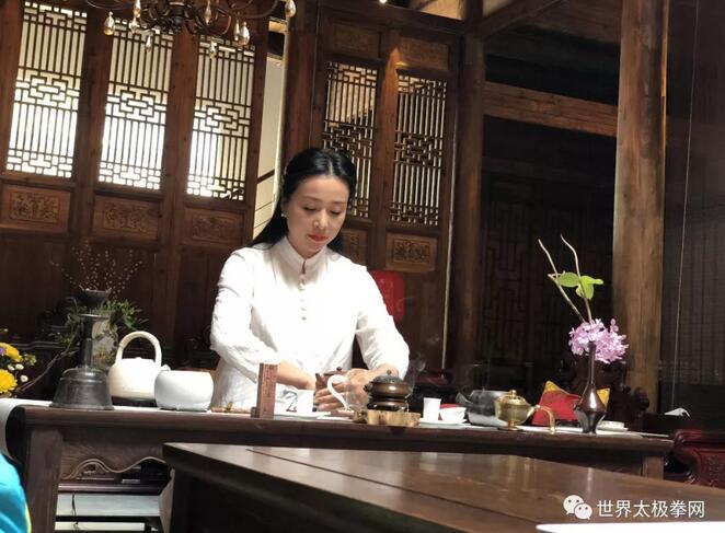 王琬燕女士进行茶道表演