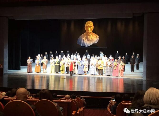 演出结束时孙婉容和全体演员登台与观众见面