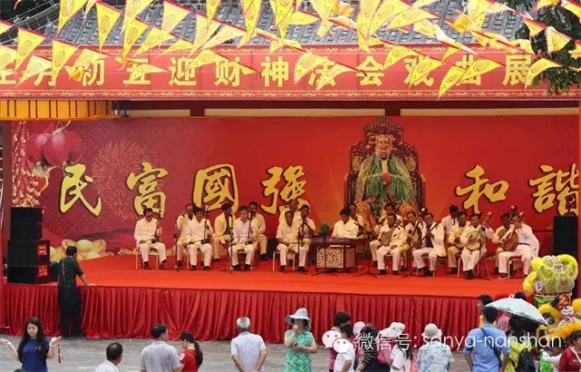 大年初五,南山景区财神庙会上的琼戏展演