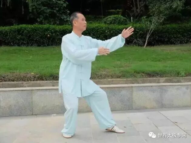 表演太极拳